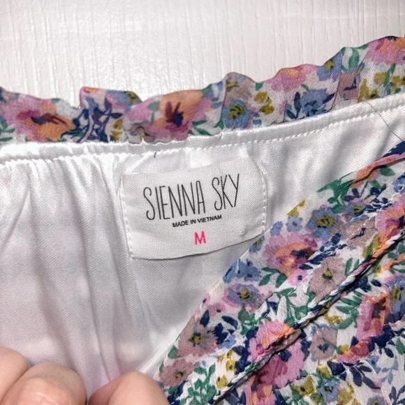 Sienna Sky Floral Mini Skirt. Size medium - Picture 3 of 4
